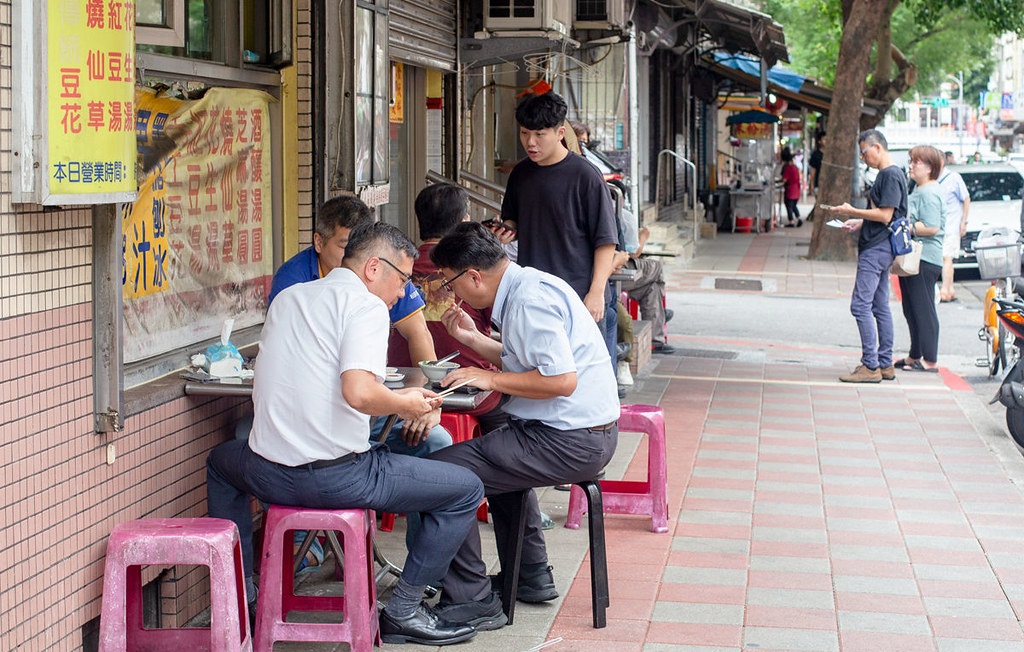 民生社區「蕭家牛雜湯」30年排隊老店，牛肉炒麵、牛雜湯好喝來一套。