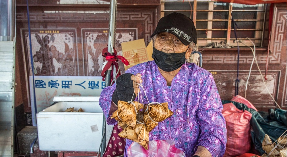 石門林蜂肉粽，高齡98歲阿嬤的肉粽攤，十八王公必買肉粽 @小兔小安*旅遊札記