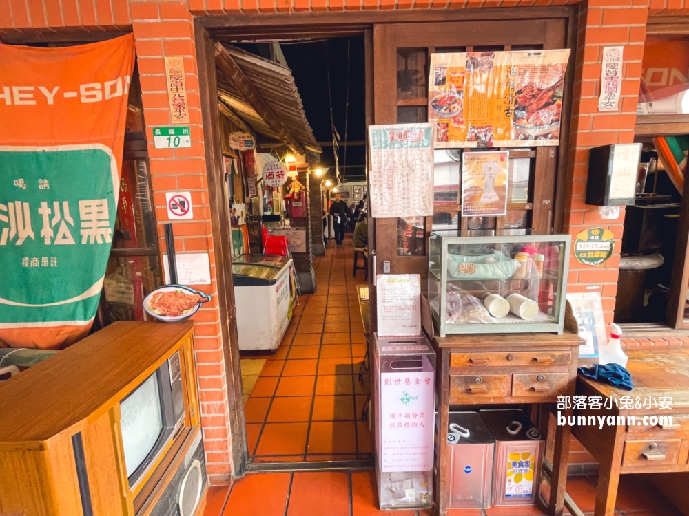 三峽美食「厚道飲食店」大口吃排骨，炸雞腿又厚又酥嫩無比。