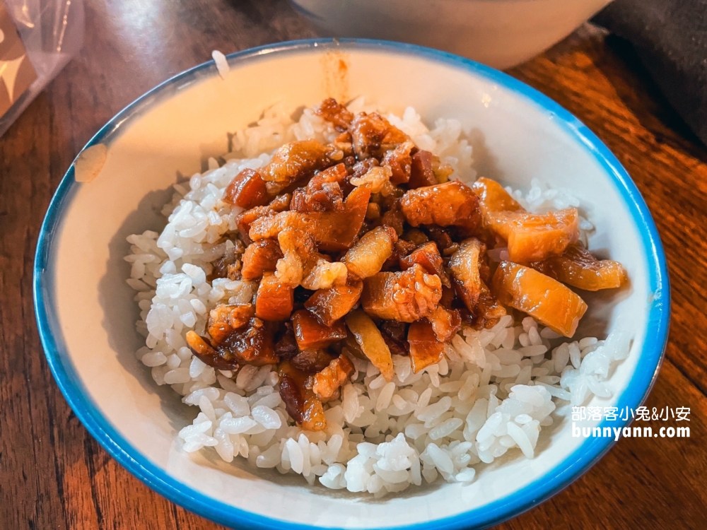 三峽美食「厚道飲食店」大口吃排骨，炸雞腿又厚又酥嫩無比。