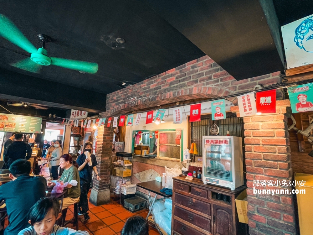 三峽美食「厚道飲食店」大口吃排骨，炸雞腿又厚又酥嫩無比。