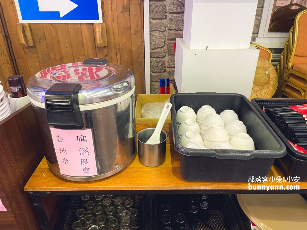 宜蘭【皇家花園餐廳】礁溪交流道附近的烤雞店，有迷你馬可以互動