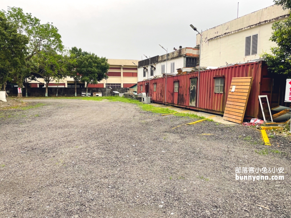 宜蘭【皇家花園餐廳】礁溪交流道附近的烤雞店，有迷你馬可以互動