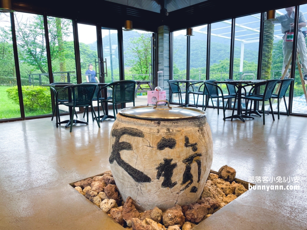【陽明山天籟渡假酒店】從飯店前就能欣賞到陽明山的美麗風光，開車前往金山老街只需約15分鐘，地點超方便！