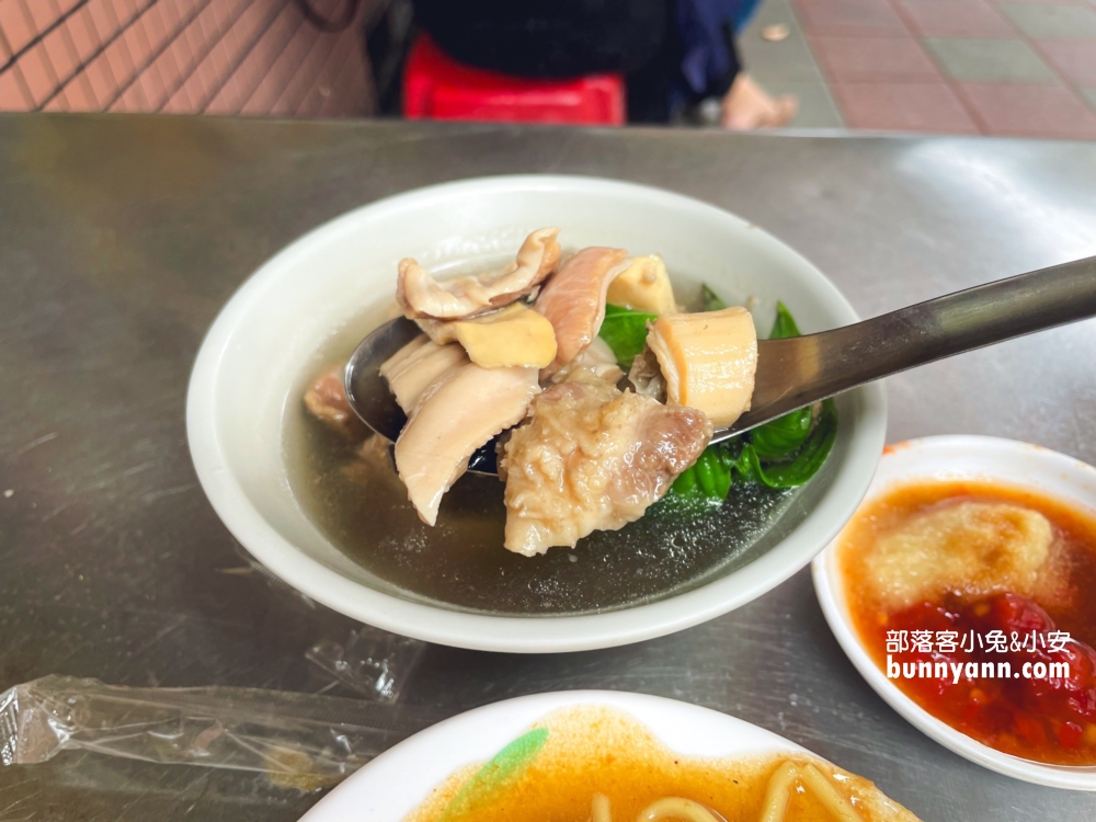 民生社區「蕭家牛雜湯」30年排隊老店，牛肉炒麵、牛雜湯好喝來一套。