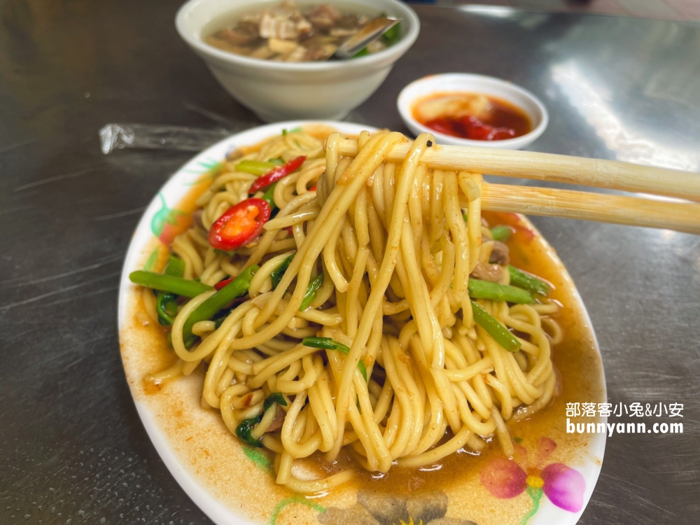 民生社區「蕭家牛雜湯」30年排隊老店，牛肉炒麵、牛雜湯好喝來一套。