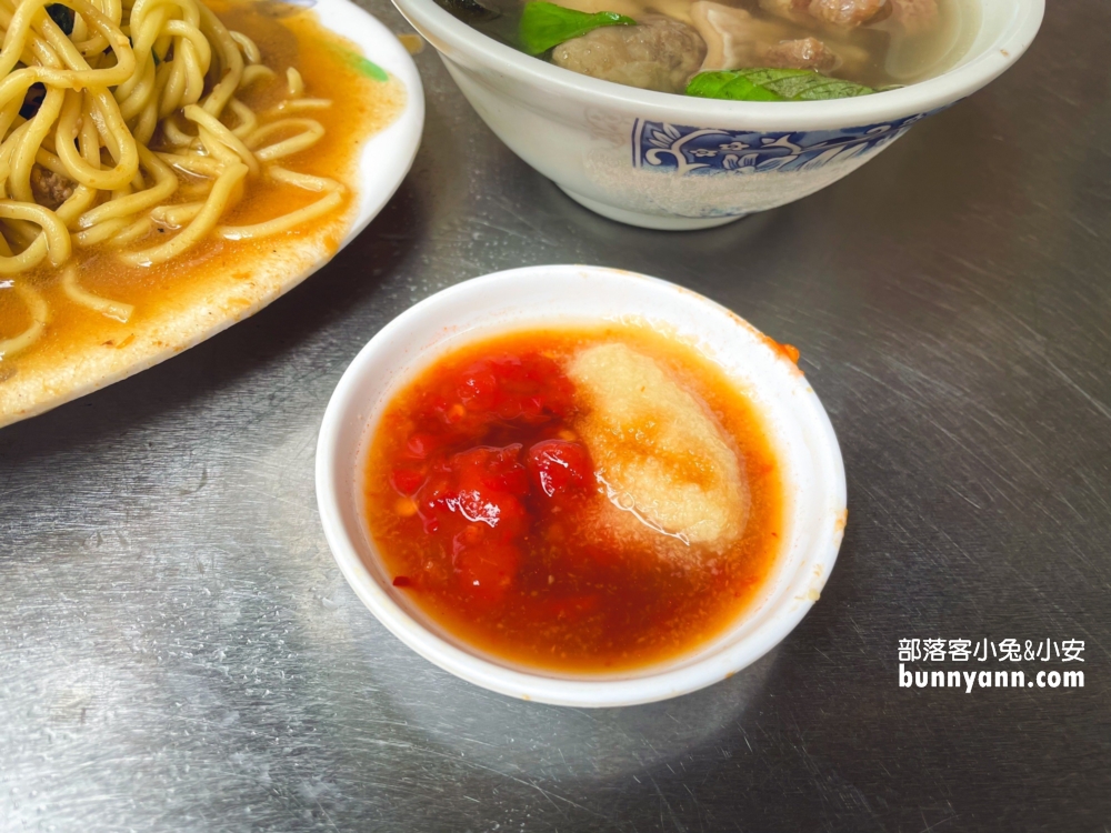 民生社區「蕭家牛雜湯」30年排隊老店，牛肉炒麵、牛雜湯好喝來一套。