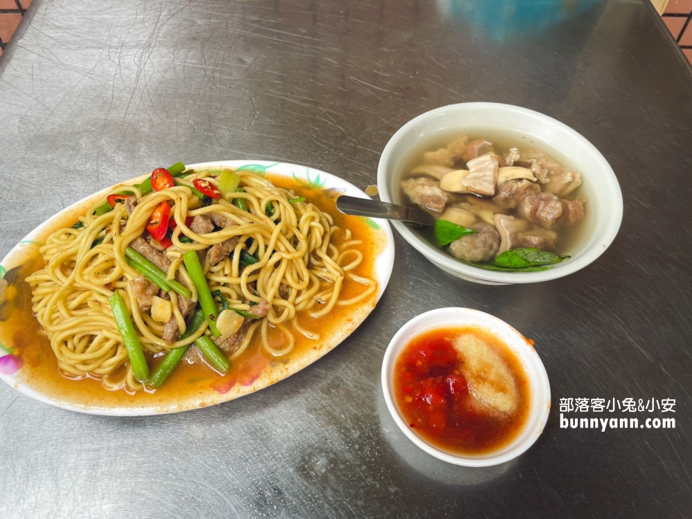 民生社區「蕭家牛雜湯」30年排隊老店，牛肉炒麵、牛雜湯好喝來一套。