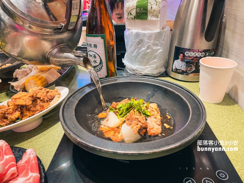 三重火鍋「狂一鍋」網路票選十大必吃新台式火鍋第一名，功夫排骨酥鍋夠銷魂。