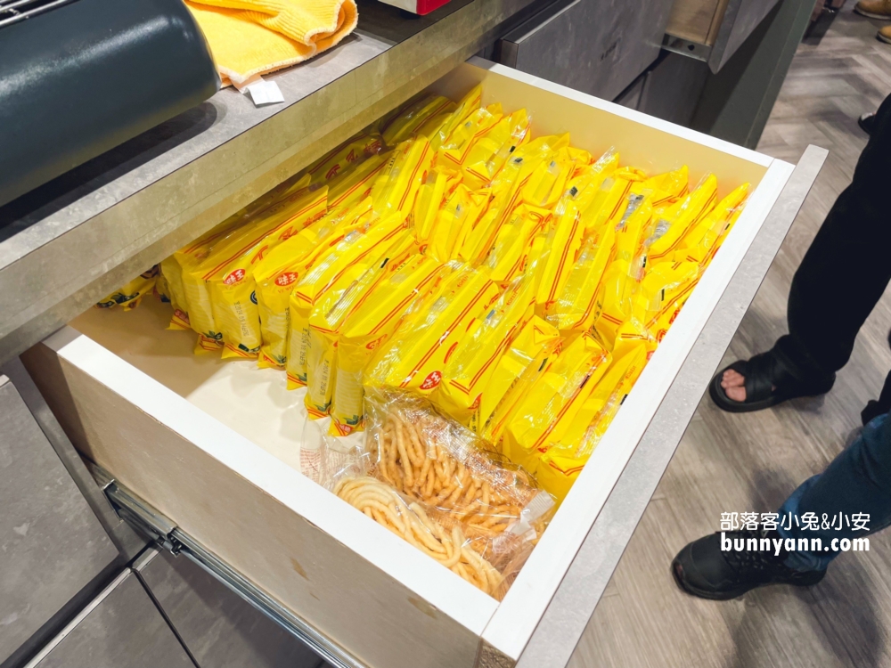 三重火鍋「狂一鍋」網路票選十大必吃新台式火鍋第一名，功夫排骨酥鍋夠銷魂。