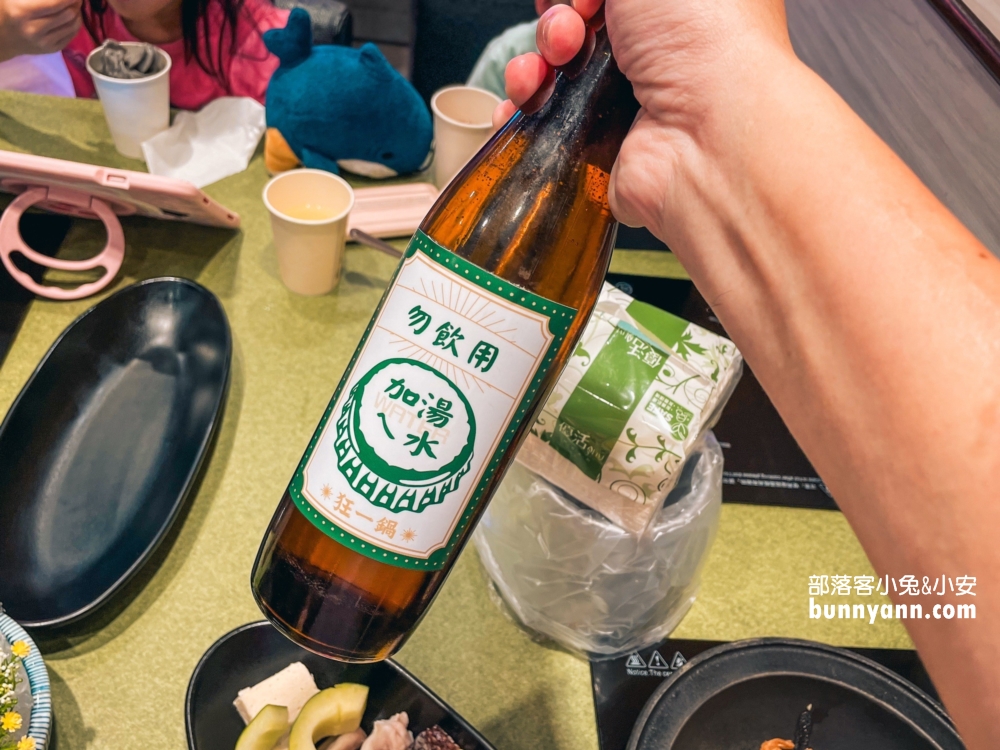 三重火鍋「狂一鍋」網路票選十大必吃新台式火鍋第一名，功夫排骨酥鍋夠銷魂。