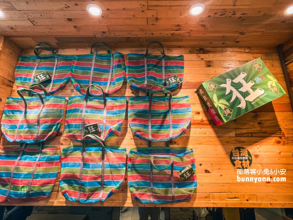 三重火鍋「狂一鍋」網路票選十大必吃新台式火鍋第一名，功夫排骨酥鍋夠銷魂。