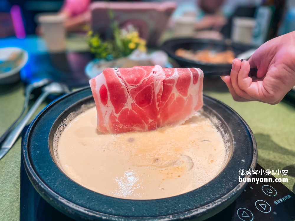 三重火鍋「狂一鍋」網路票選十大必吃新台式火鍋第一名，功夫排骨酥鍋夠銷魂。