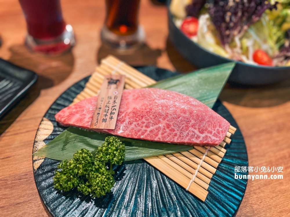 中壢「藏王極上燒肉餐酒館」特色就是日式居酒屋的裝潢與高品質的肉