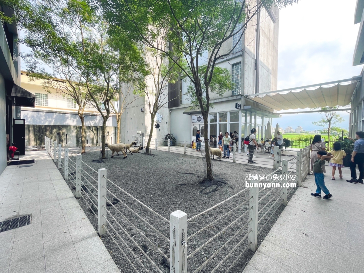 宜蘭【黑RURU CAFE】有飼養可愛熊貓羊的景觀咖啡店