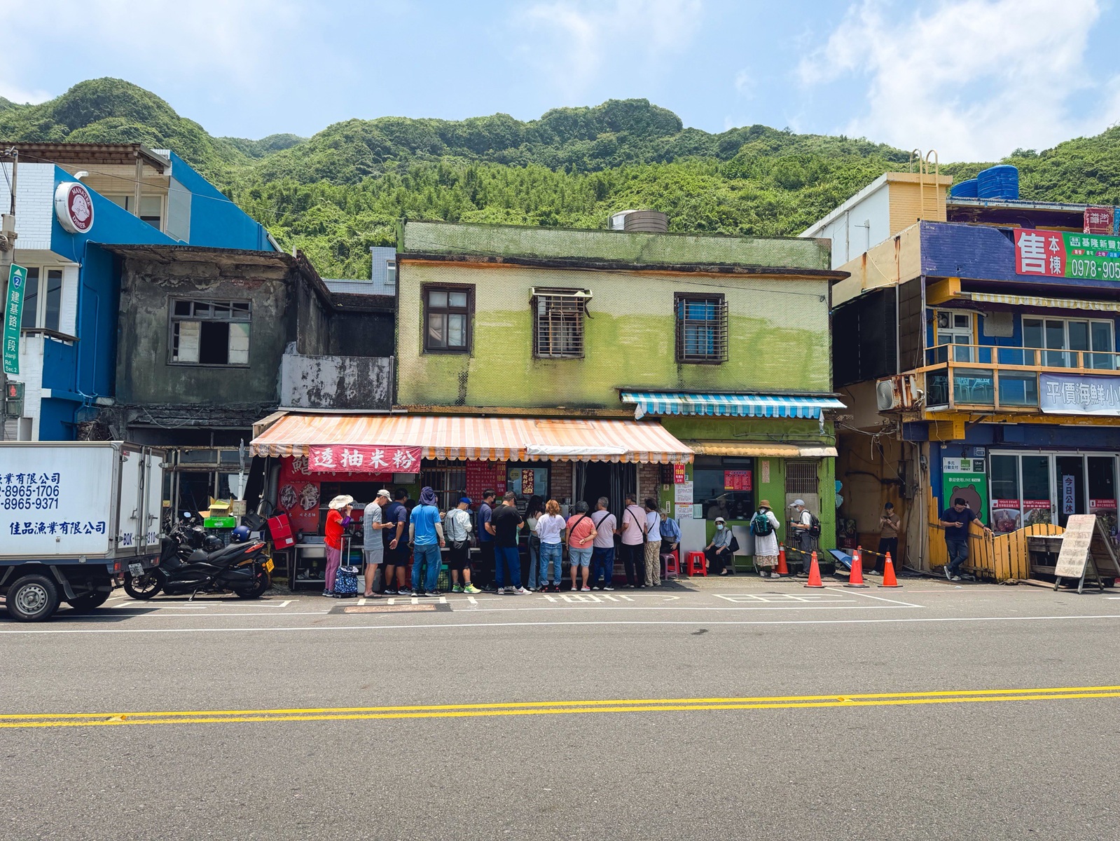 一半的人不知道，是透抽米粉店家，110元很大碗吃超飽，臭豆腐也是主打