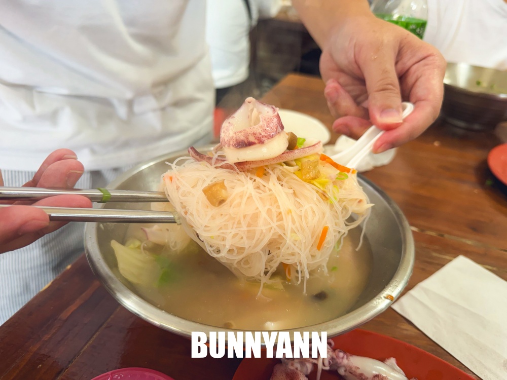 一半的人不知道，是透抽米粉店家，110元很大碗吃超飽，臭豆腐也是主打
