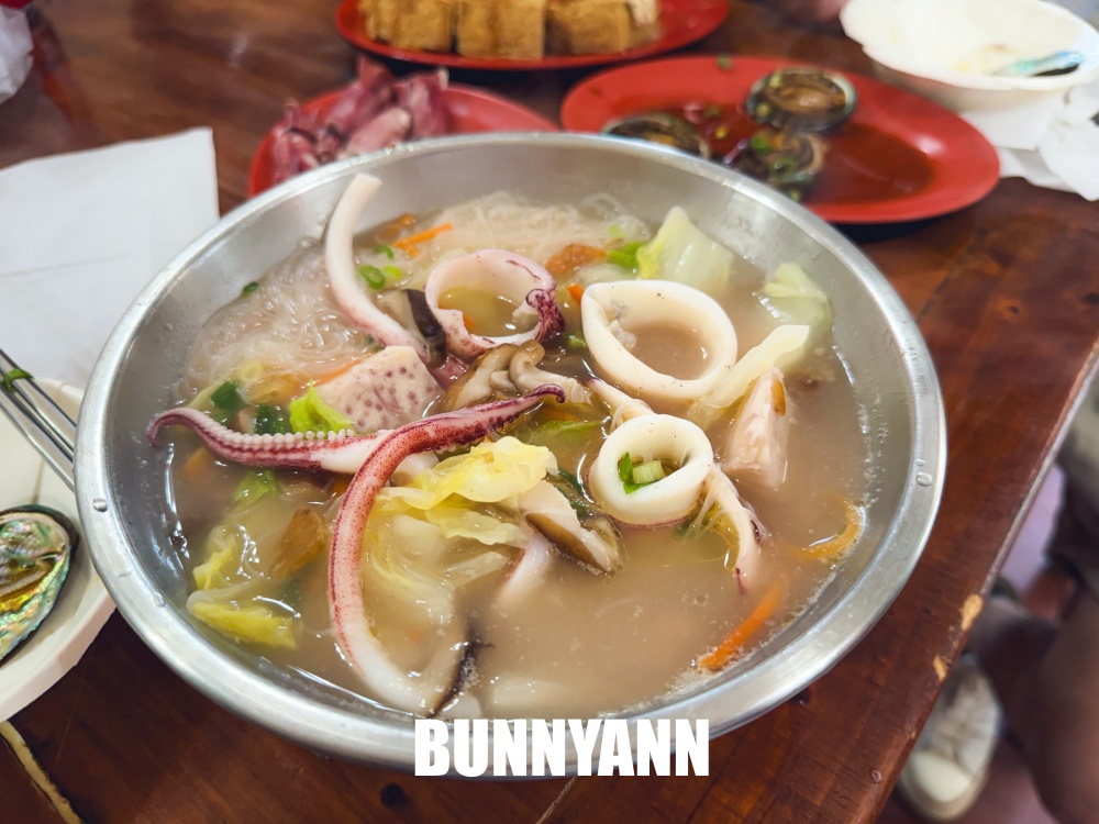 一半的人不知道，是透抽米粉店家，110元很大碗吃超飽，臭豆腐也是主打