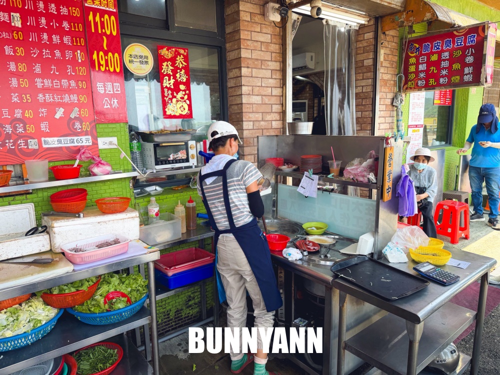 一半的人不知道，是透抽米粉店家，110元很大碗吃超飽，臭豆腐也是主打