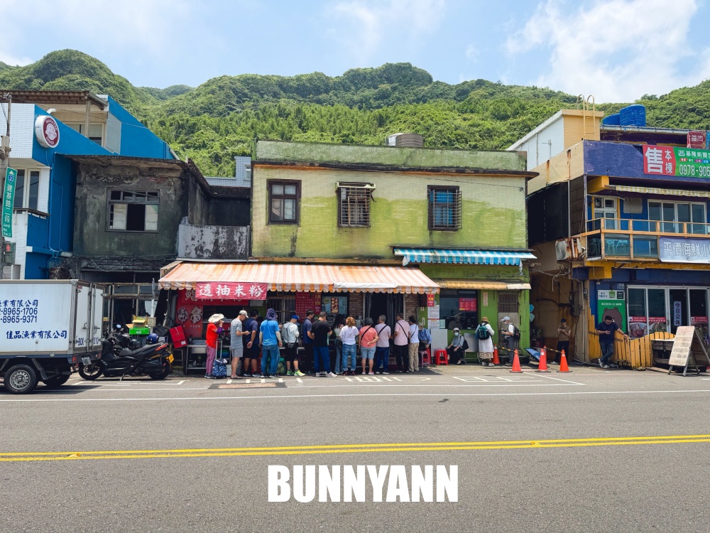 一半的人不知道，是透抽米粉店家，110元很大碗吃超飽，臭豆腐也是主打