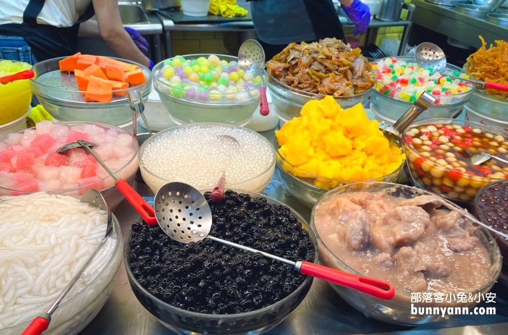 桃園【鉅大自助冰城】中壢自助式冰店，指標性的老字號自助式冰店。 @小兔小安*旅遊札記