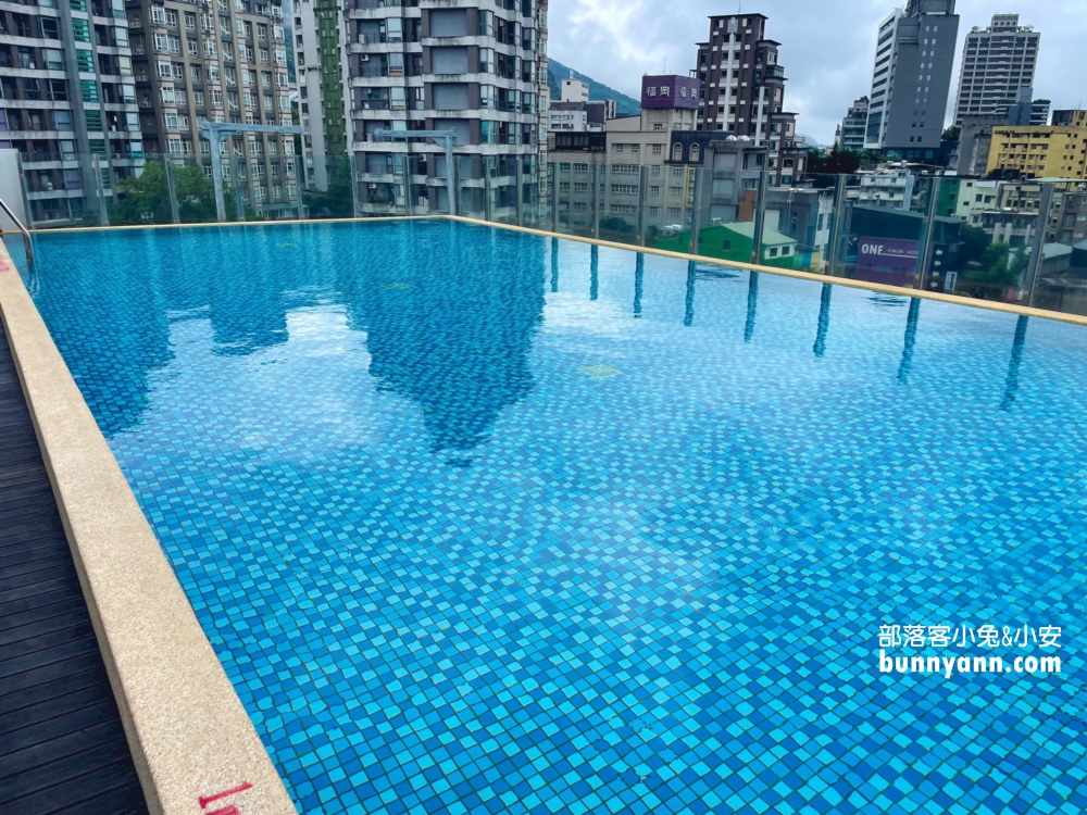 宜蘭【礁溪福朋喜來登酒店】不僅有整層親子區，戶外泳池景色更是無敵!
