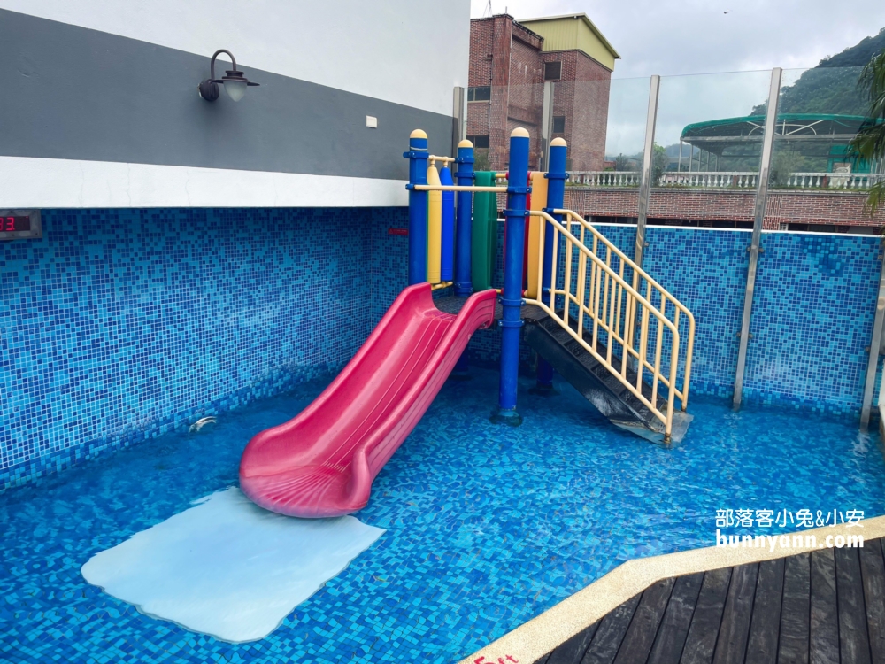 宜蘭【礁溪福朋喜來登酒店】不僅有整層親子區，戶外泳池景色更是無敵!