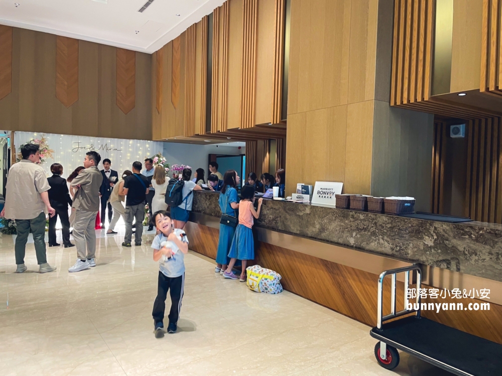 宜蘭【礁溪福朋喜來登酒店】不僅有整層親子區，戶外泳池景色更是無敵!