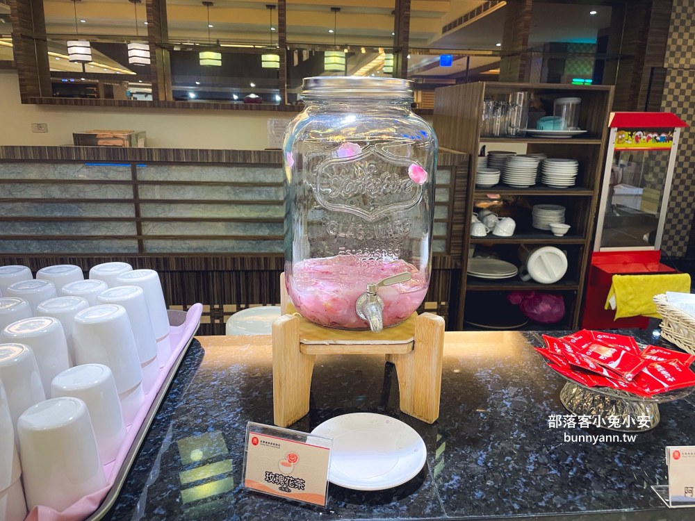 南投【承萬尊爵渡假酒店】超浮誇遊戲室，戶外南洋泳池玩起來