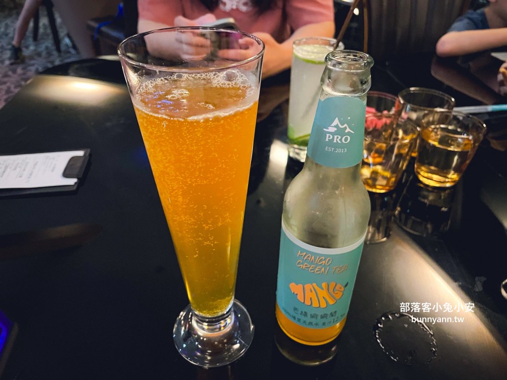 南投【承萬尊爵渡假酒店】超浮誇遊戲室，戶外南洋泳池玩起來