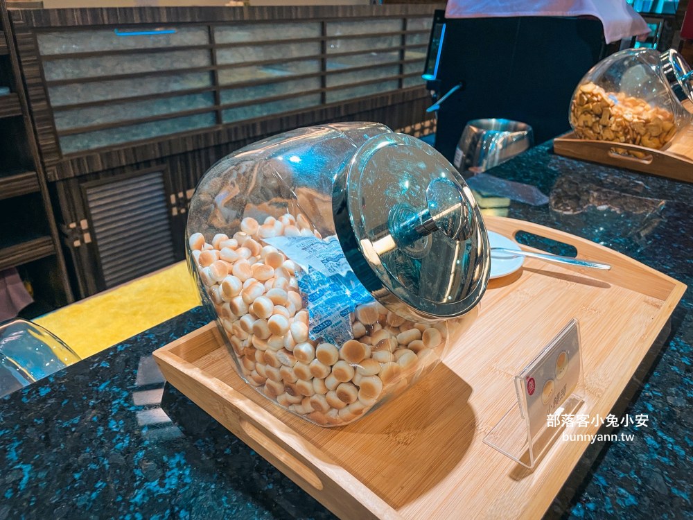南投【承萬尊爵渡假酒店】超浮誇遊戲室，戶外南洋泳池玩起來