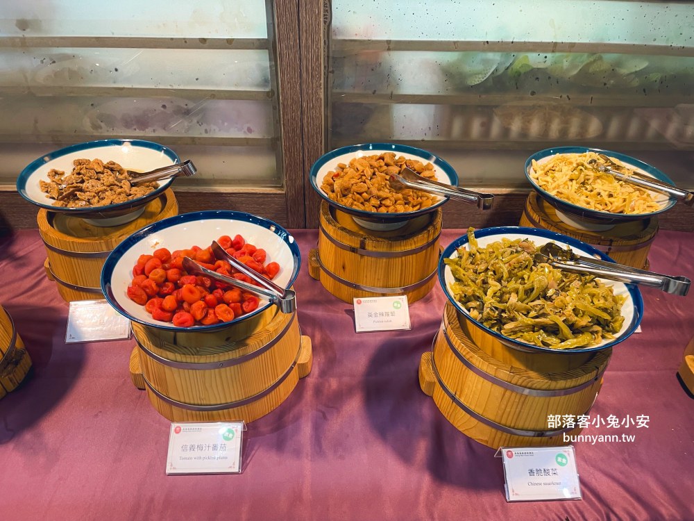 南投【承萬尊爵渡假酒店】超浮誇遊戲室，戶外南洋泳池玩起來