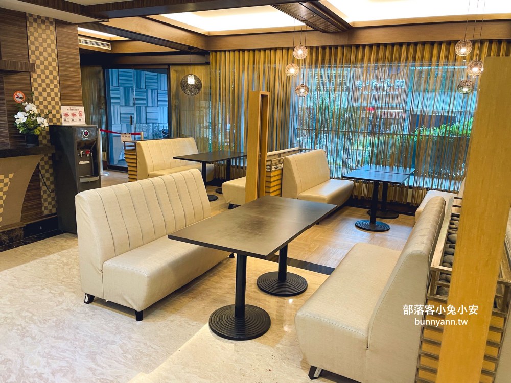 南投【承萬尊爵渡假酒店】超浮誇遊戲室，戶外南洋泳池玩起來