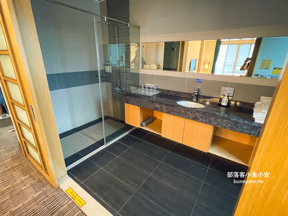 南投【承萬尊爵渡假酒店】超浮誇遊戲室，戶外南洋泳池玩起來
