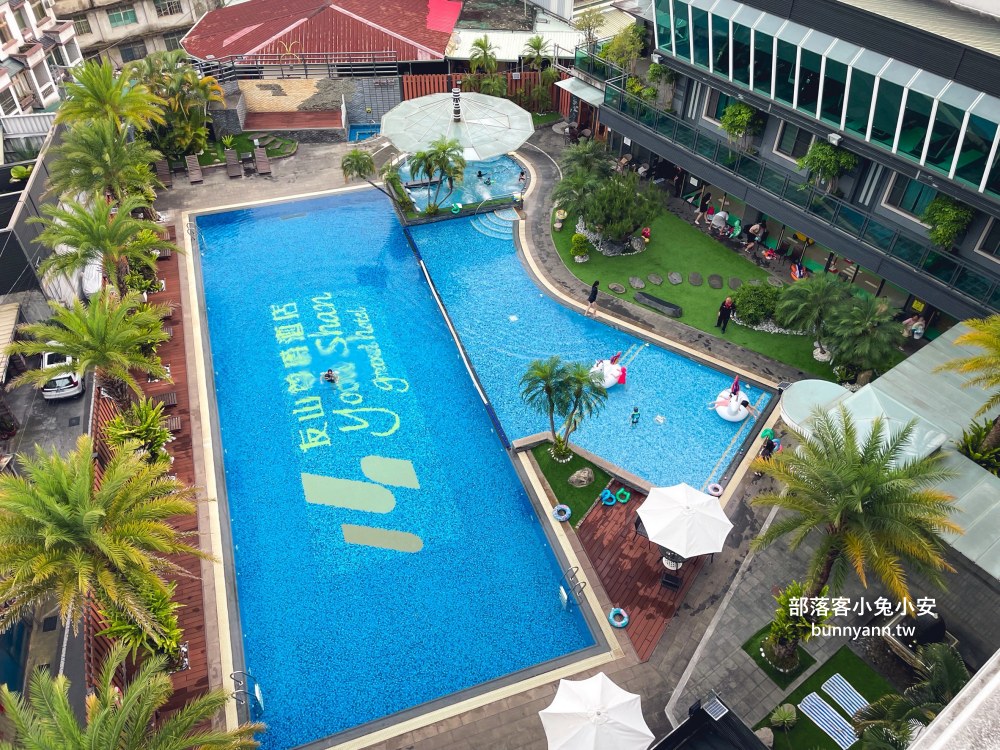 南投【承萬尊爵渡假酒店】超浮誇遊戲室，戶外南洋泳池玩起來