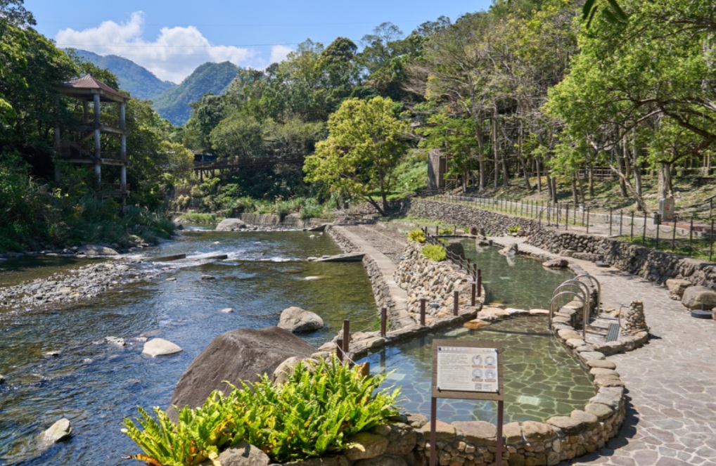 桃園【宇內溪戲水區】合法的溪畔玩水區域 ，溫泉、溪水和環境每樣都無雷