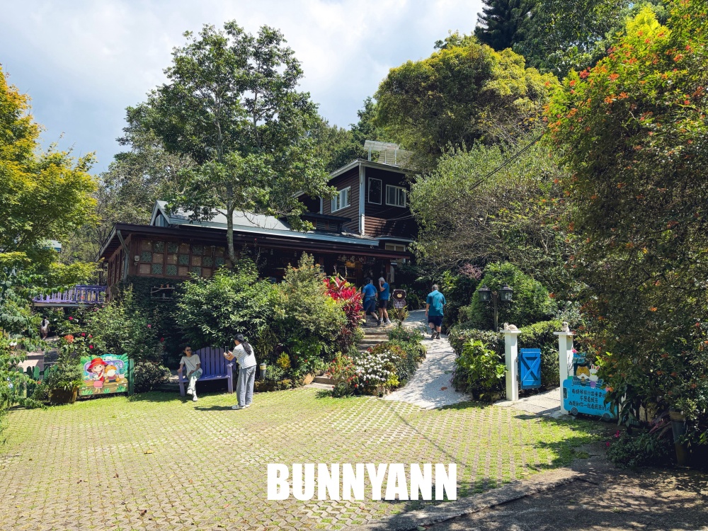 誰想到山裡藏這麼美，原本只是找地方休息，結果森林庭院直接讓人坐到不想離開