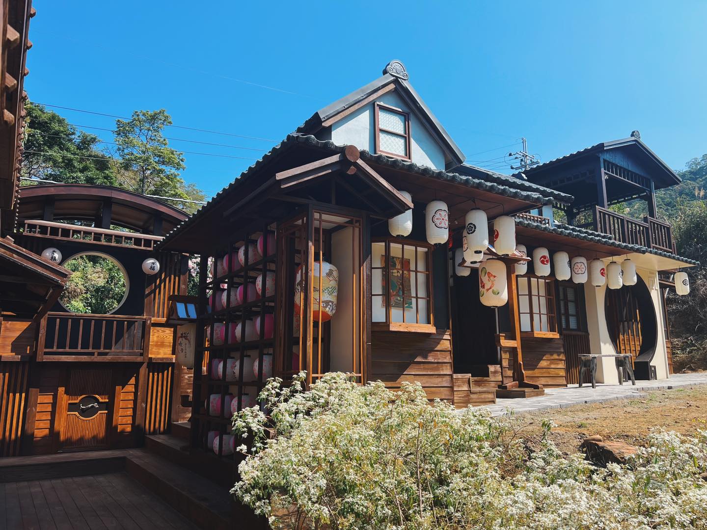 苗栗【愛麗絲的天空攝影基地】美拍繽紛糖果屋、城堡和日式街等豐富元素。