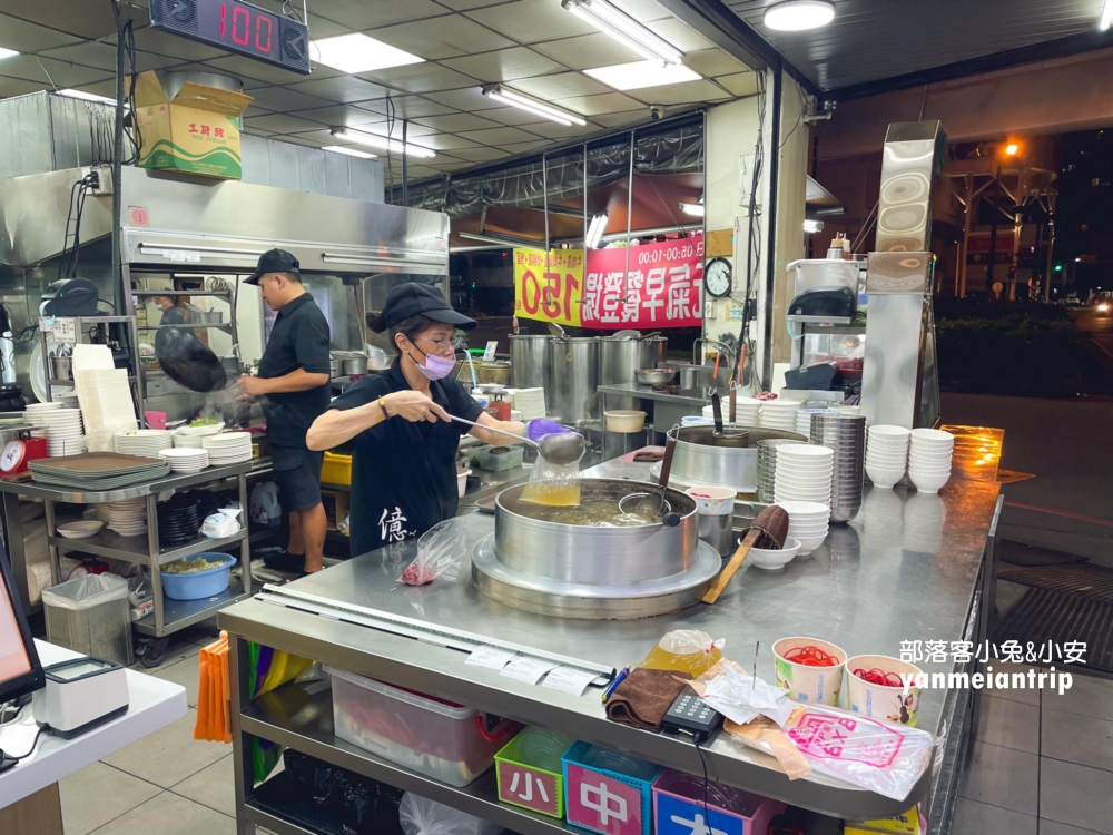 台南【億哥牛肉湯】南紡旁24小時牛肉湯店，Google4.1星並超過一萬則評論