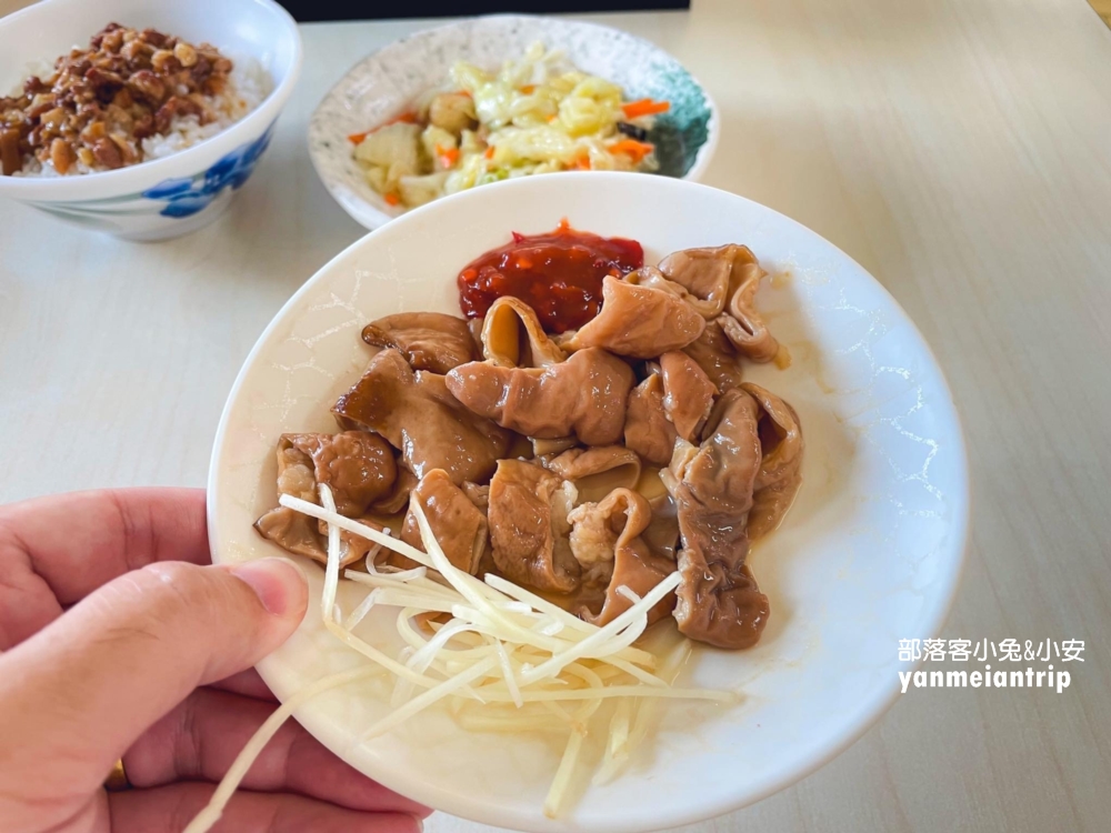 【阿里山火雞肉飯】外觀不起眼卻是好吃的雞肉飯與滷豬腳