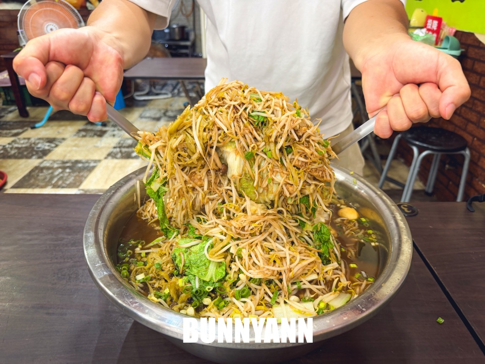 在地人私房滷味，當兵鋼盆滷味店家，加菜量不加價，蛋腸是主力招牌