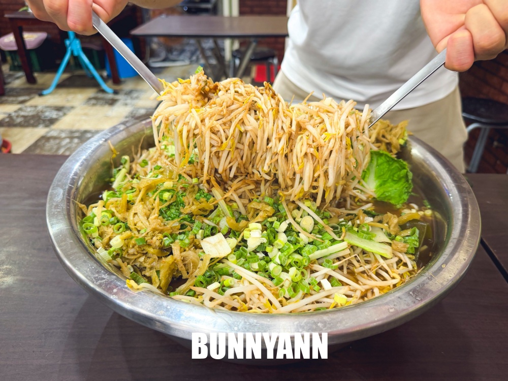 在地人私房滷味，當兵鋼盆滷味店家，加菜量不加價，蛋腸是主力招牌
