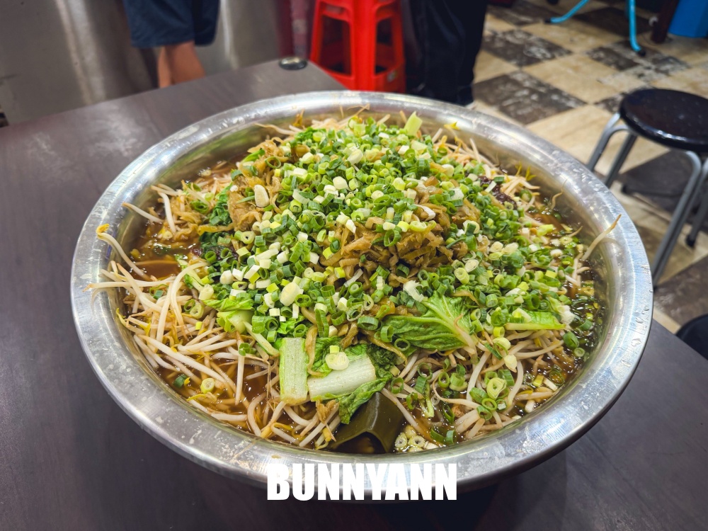 在地人私房滷味，當兵鋼盆滷味店家，加菜量不加價，蛋腸是主力招牌