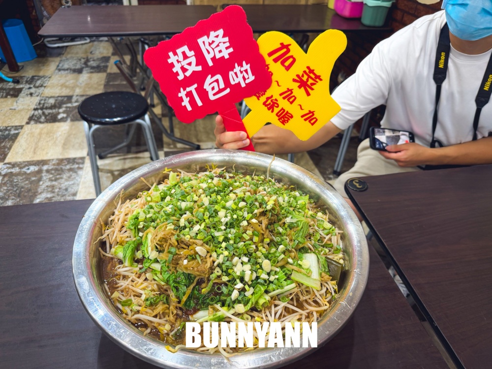 在地人私房滷味,當兵鋼盆滷味店家,加菜量不加價,蛋腸是主力招牌 在地人私房滷味,當兵鋼盆滷味店家,加菜量不加價,蛋腸是主力招牌