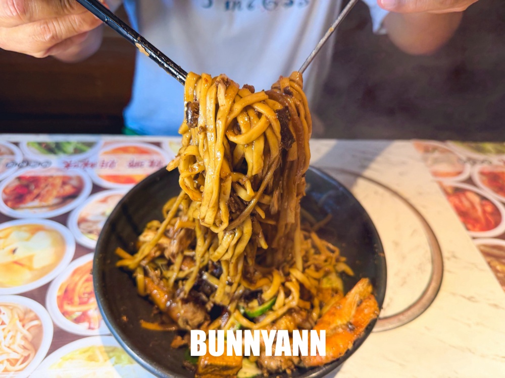 在地人很懂吃，是鍋巴飯店家，份量大又好吃，小菜吃到飽更是主打