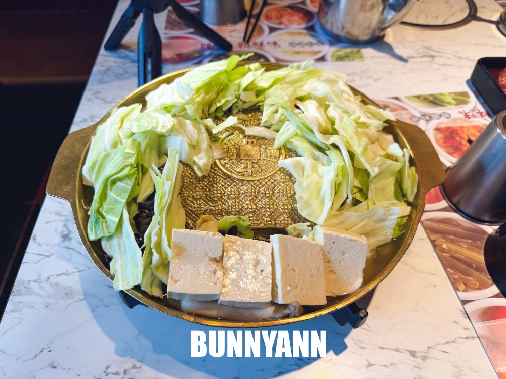 在地人很懂吃，是鍋巴飯店家，份量大又好吃，小菜吃到飽更是主打