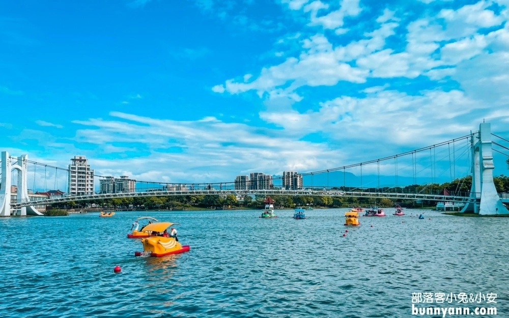 桃園【龍潭大池水岸休憩廣場】走吊橋踩天鵝船遊湖去，最佳戶外景點在這