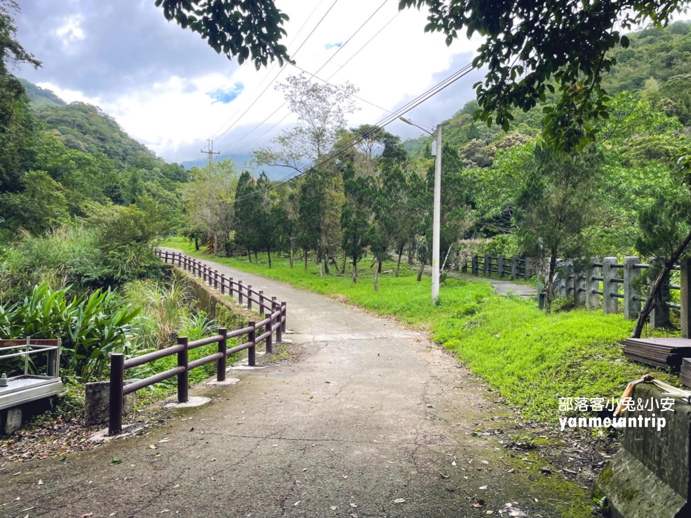 新北【烏來蝴蝶公園】輕鬆來回，穿越跨溪圓拱橋感受大自然之美