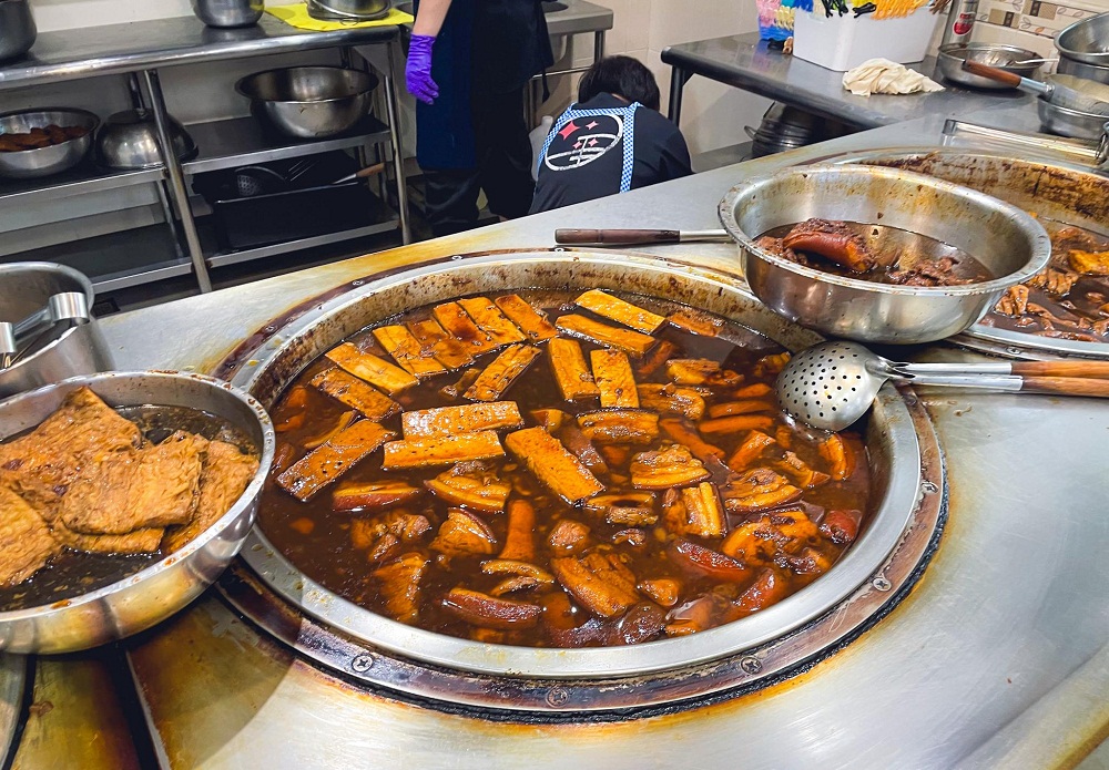 礁溪【三民大飯店】好吃的大鍋滷味餐廳，有附免費的停車場真棒