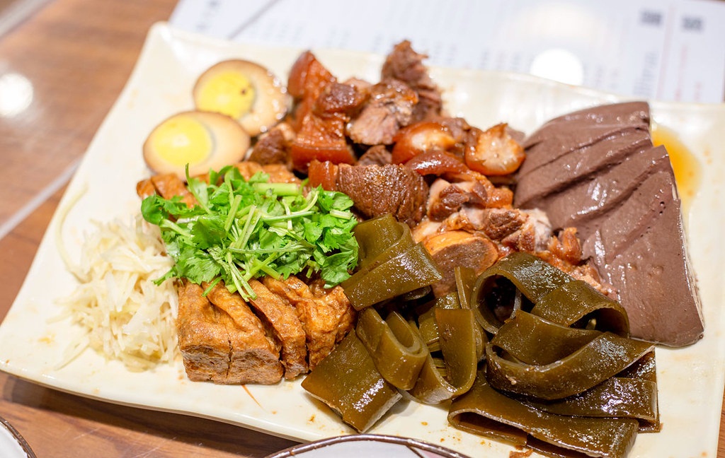 礁溪【三民大飯店】好吃的大鍋滷味餐廳，有附免費的停車場真棒